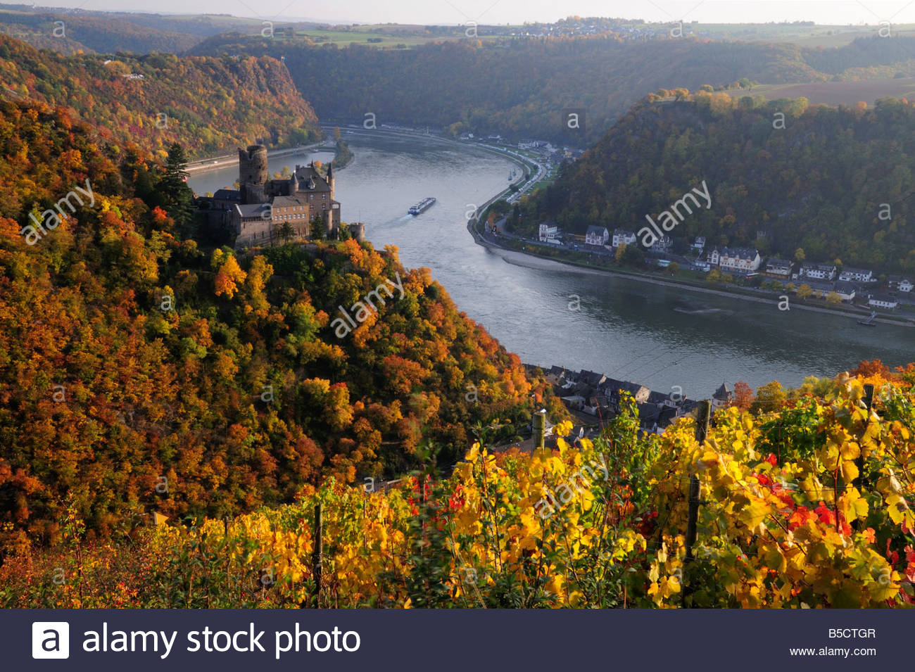 rhine-valley-castle-katz-in-autumn-germany-B5CTGR.jpg