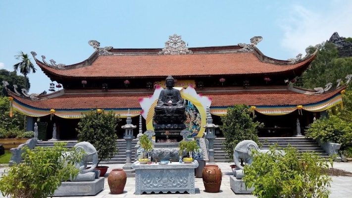 Khung cảnh uy nghiêm trước chùa Hang