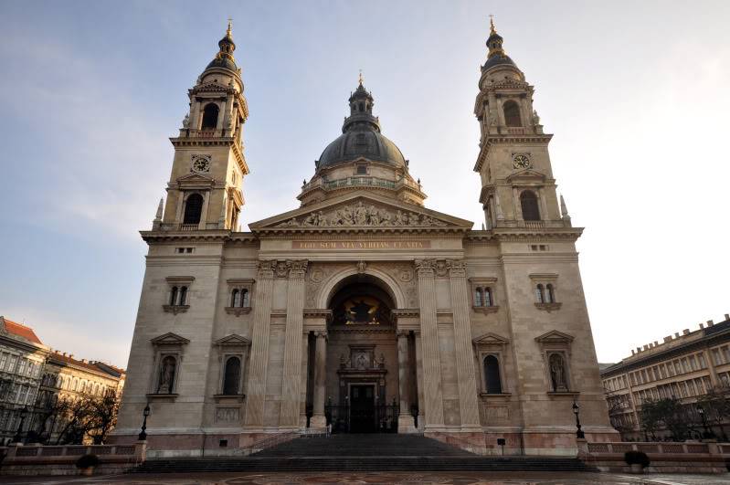 Saint_Stephens_Basilica_Budapest.jpg
