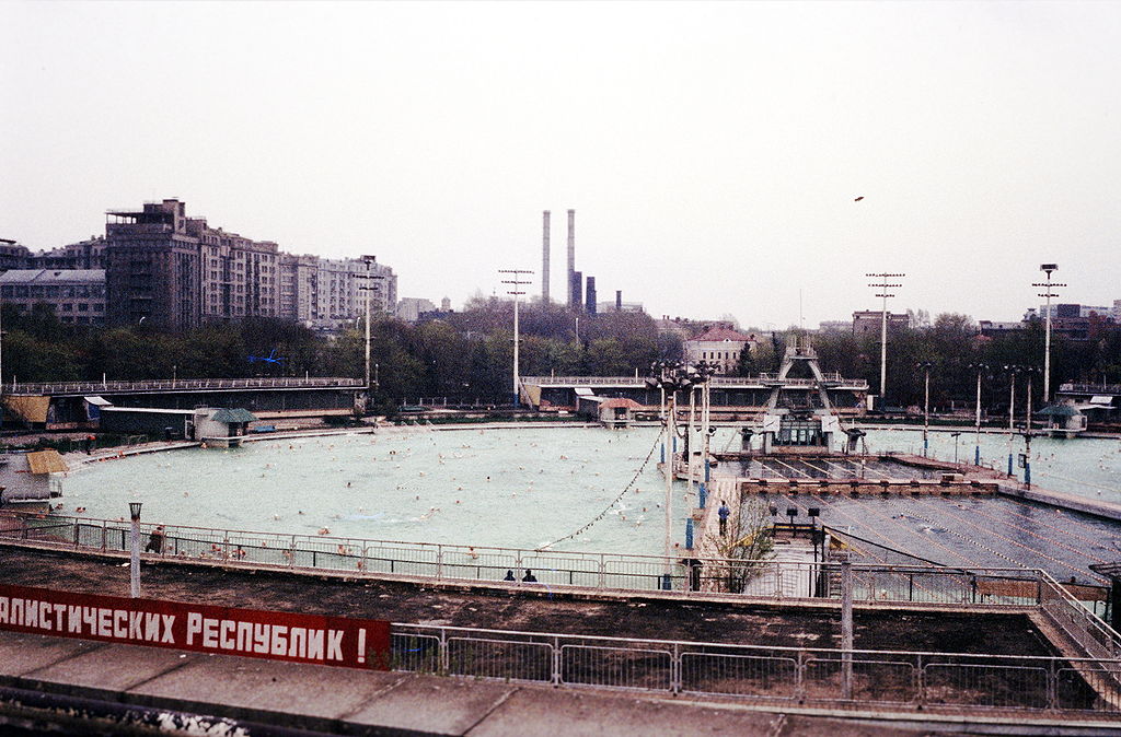 1024px-Schwimmbad_Moskwa.jpg