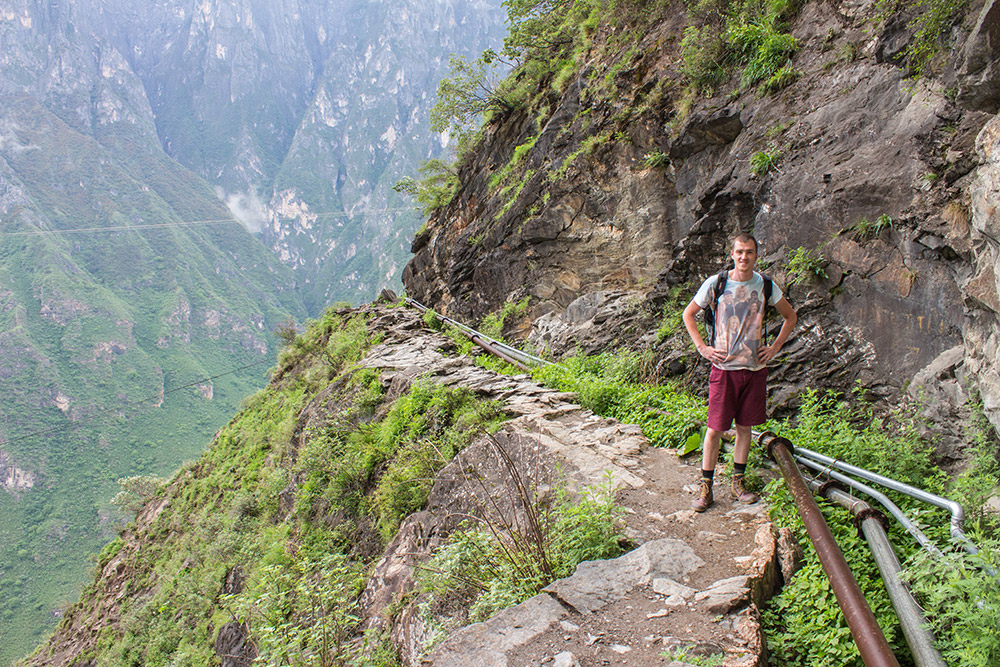 tiger-leaping-gorge-ferdy-on-narrow-path.jpg