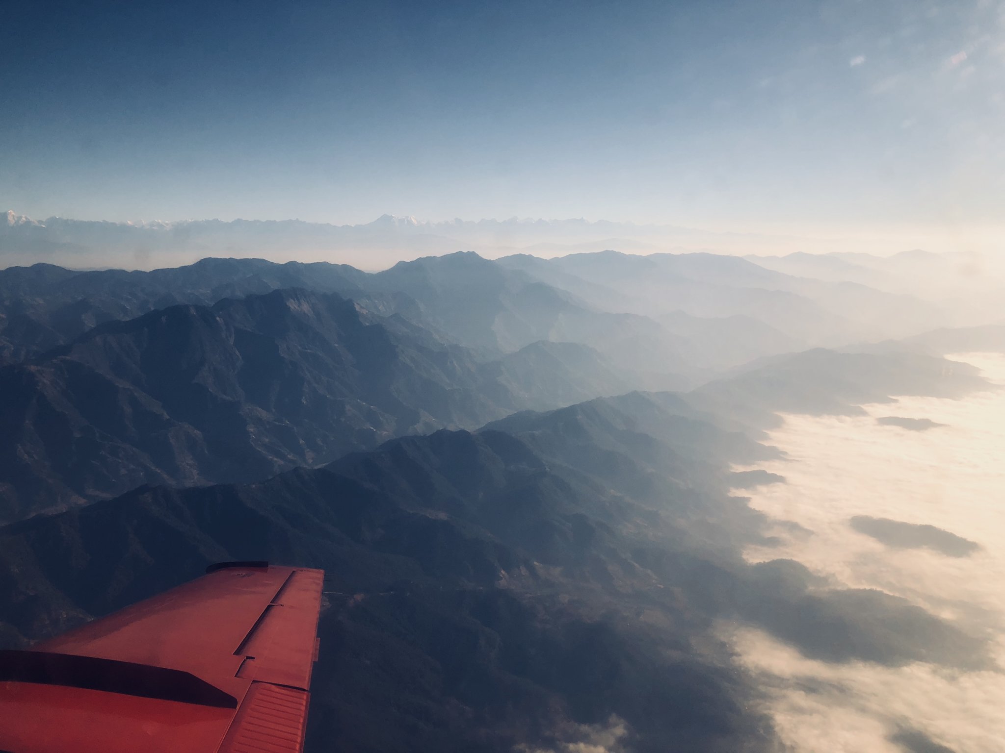 14. Sóng mây và đôi cánh đỏ Simrik Airline.jpg