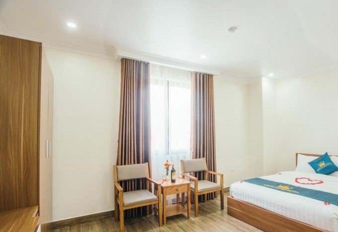 163372925 white crown hotel 2 chỉnh lại 2 .jpg