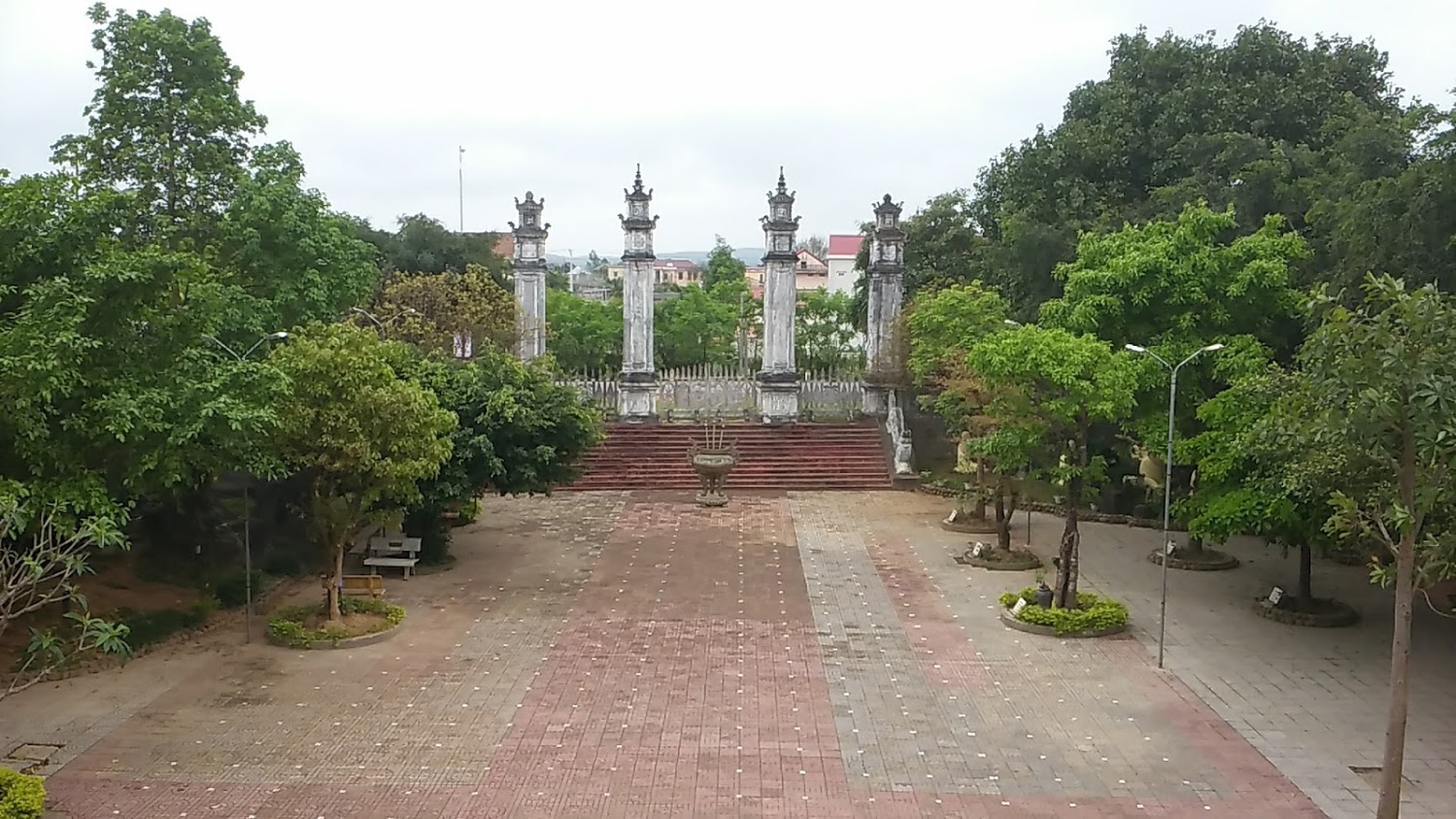 156586
