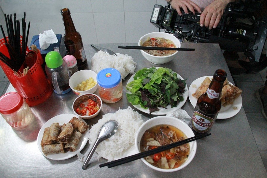 bun-cha-ha-noi-huong-lien-mon-ngon-am-thuc-hanoi-food-bun-cha-obama-combo.jpg