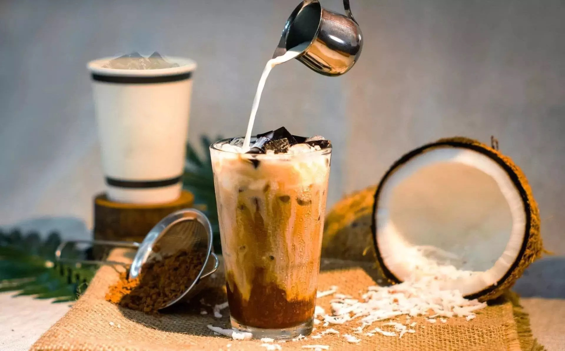 Cach-Lam-Cafe-Cot-Dua-Thom-Ngon.jpg