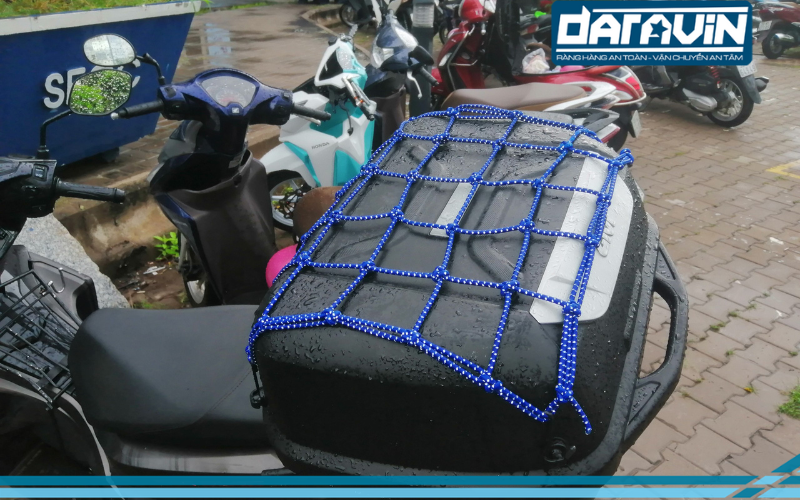 Hình thực tế mẫu lưới thun ràng đồ trên xe máy có phản quang