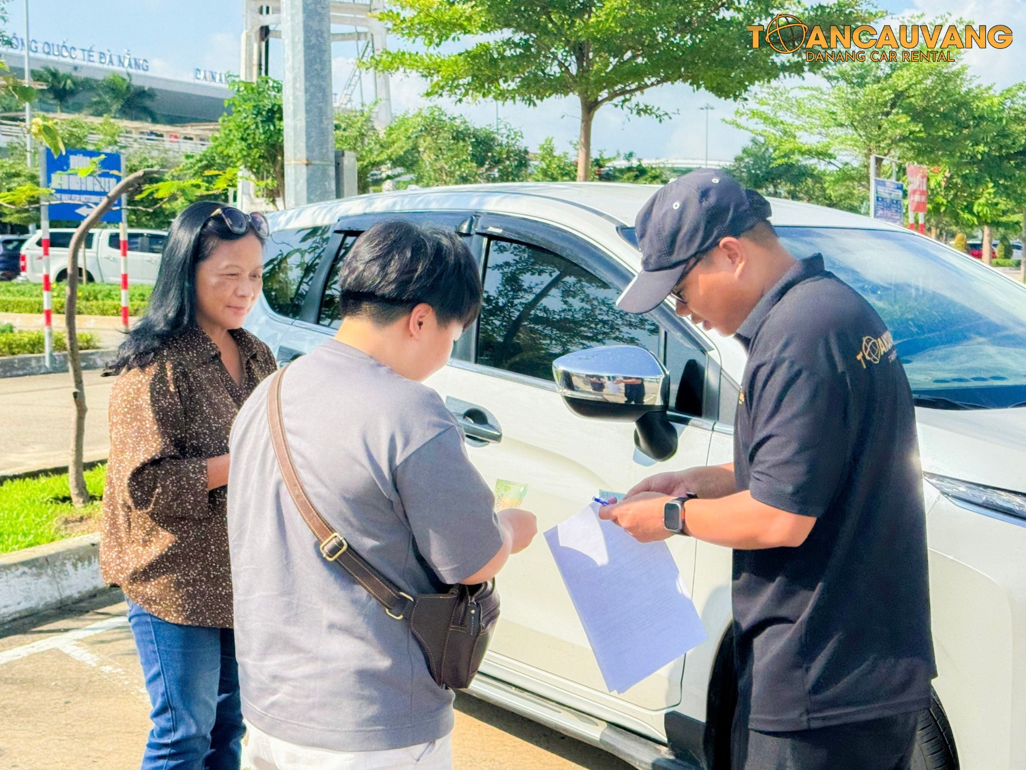 Nhân viên Toàn Cầu Vàng giao xe cho khách du lịch ở sân bay
