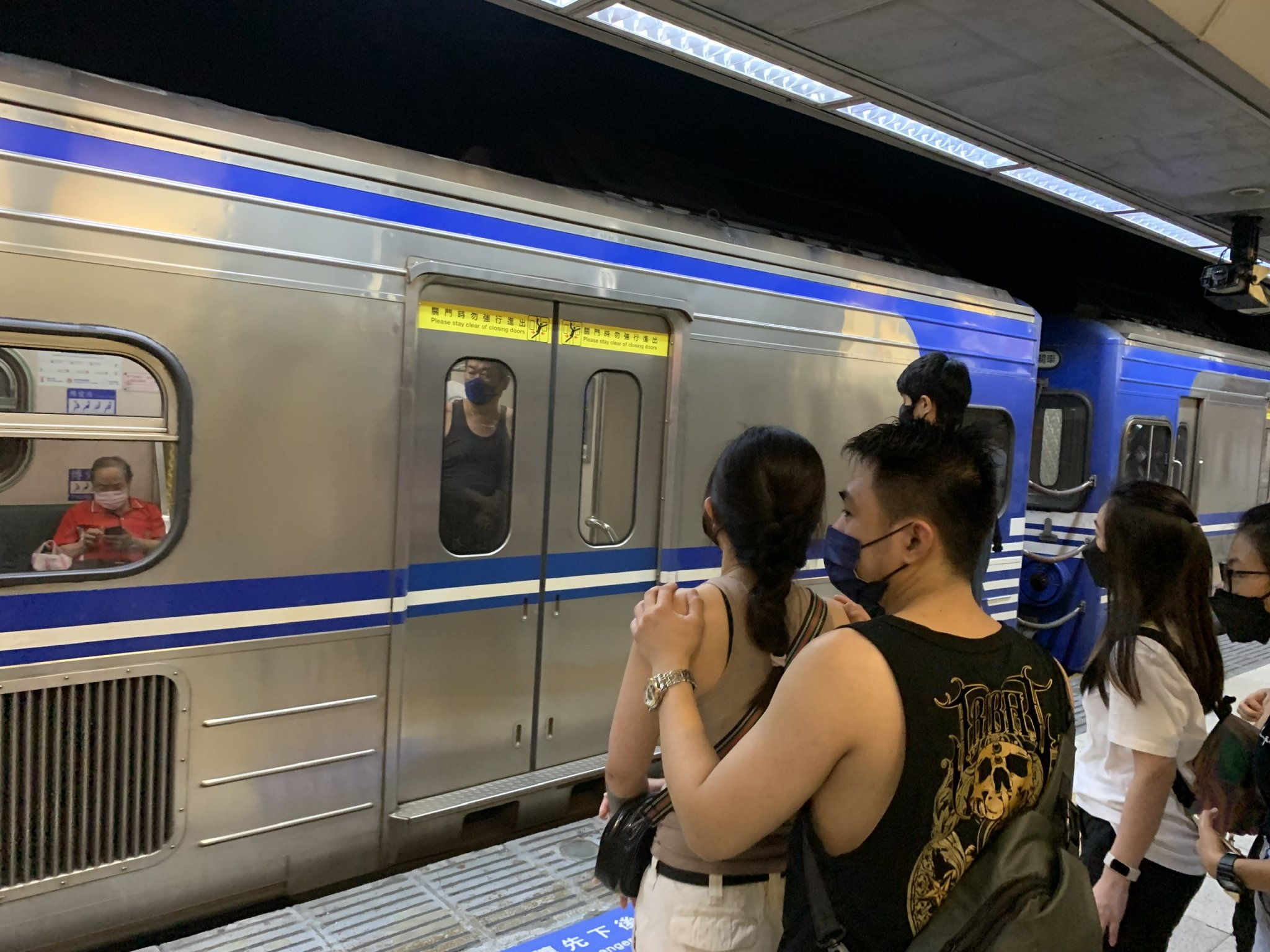 Local train đi ga Ruifang 
