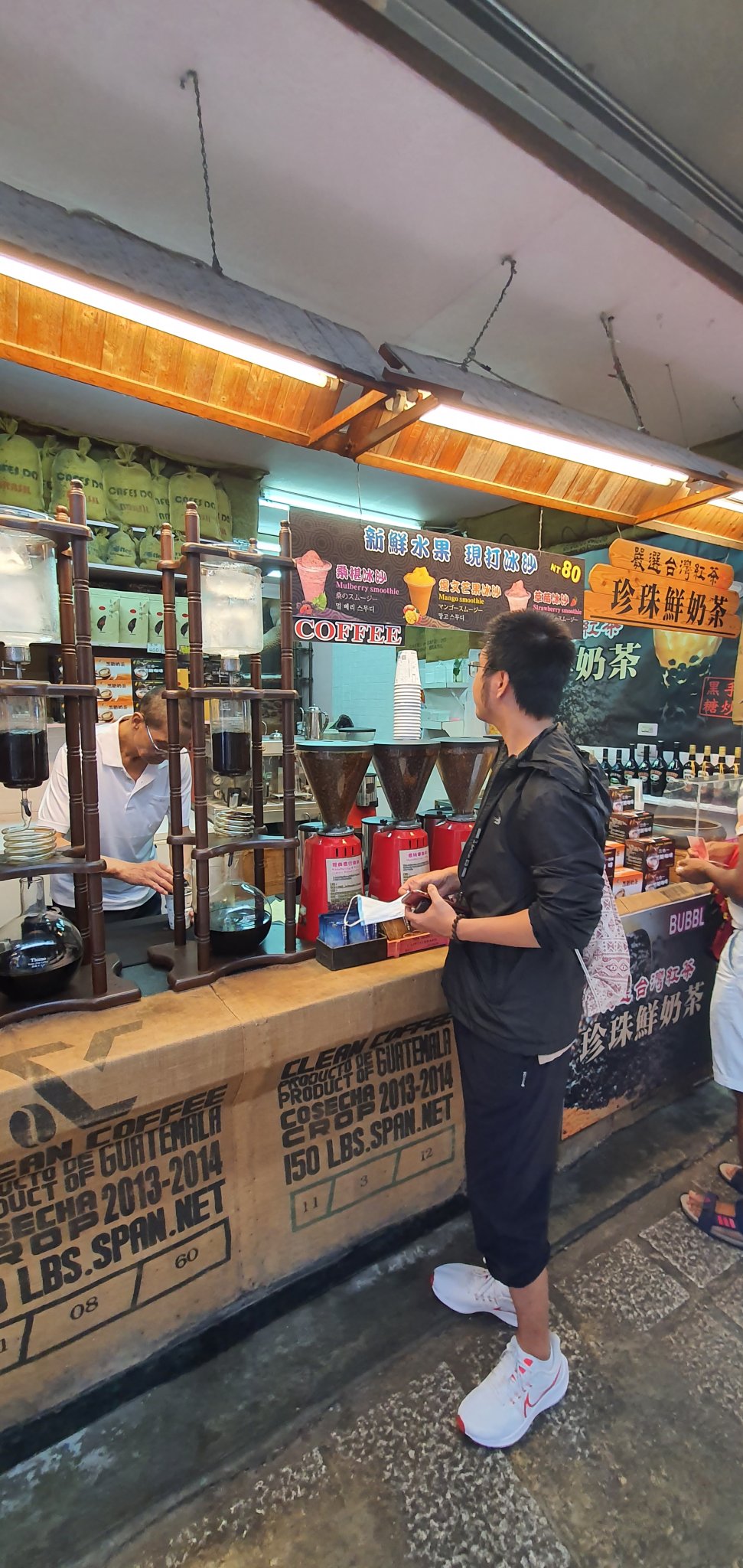 phuoc mua cafe.jpg