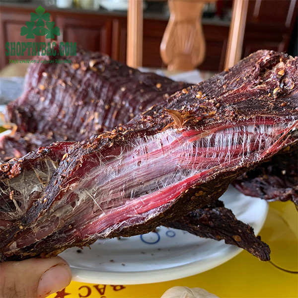 Thịt bò gác bếp được chế biến từ 100% bò bản.jpg