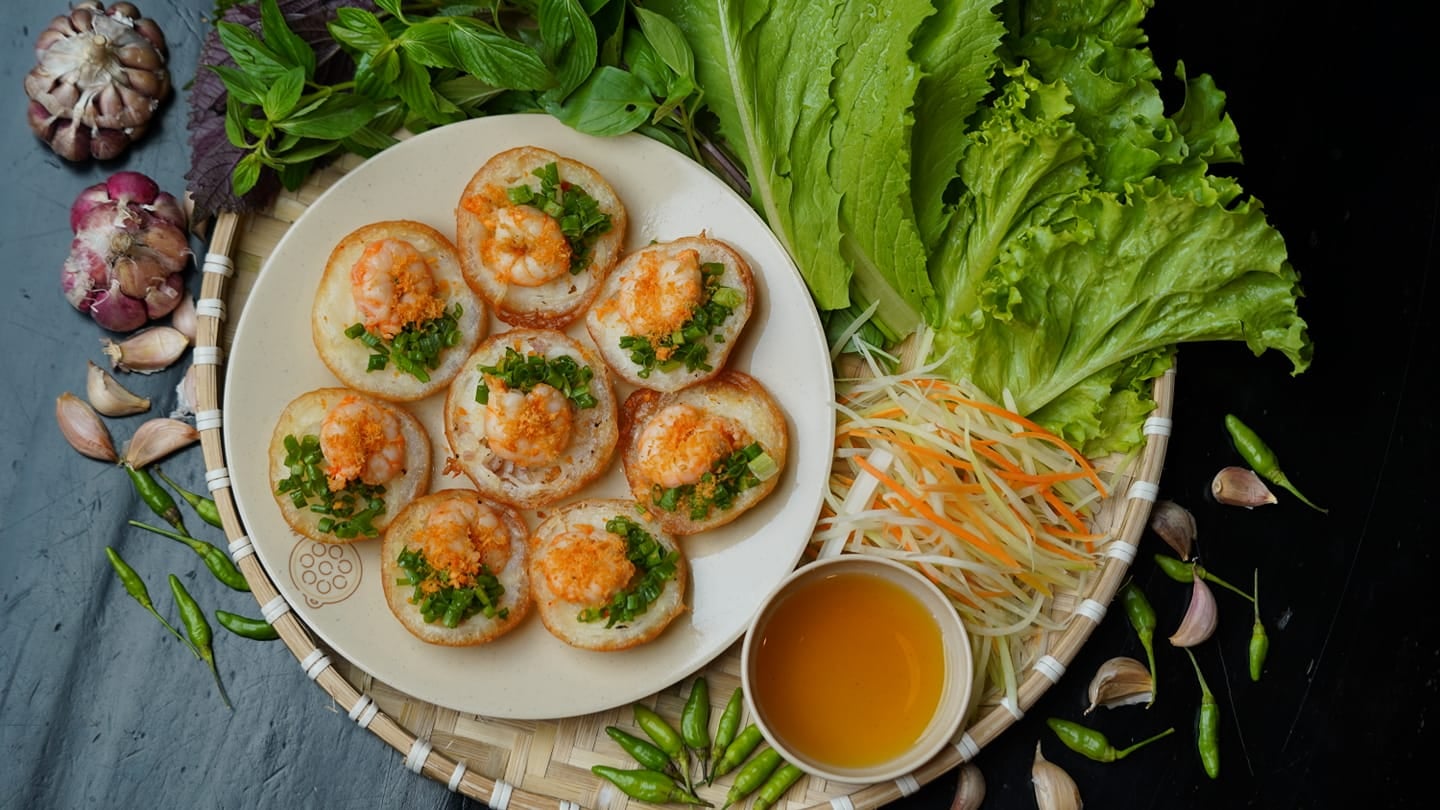 vung-tau-co-gi-choi-du-lich-kham-pha-nhung-dia-diem-hot-tai-thanh-pho-bien-vung-tau-banh-khot.jpg