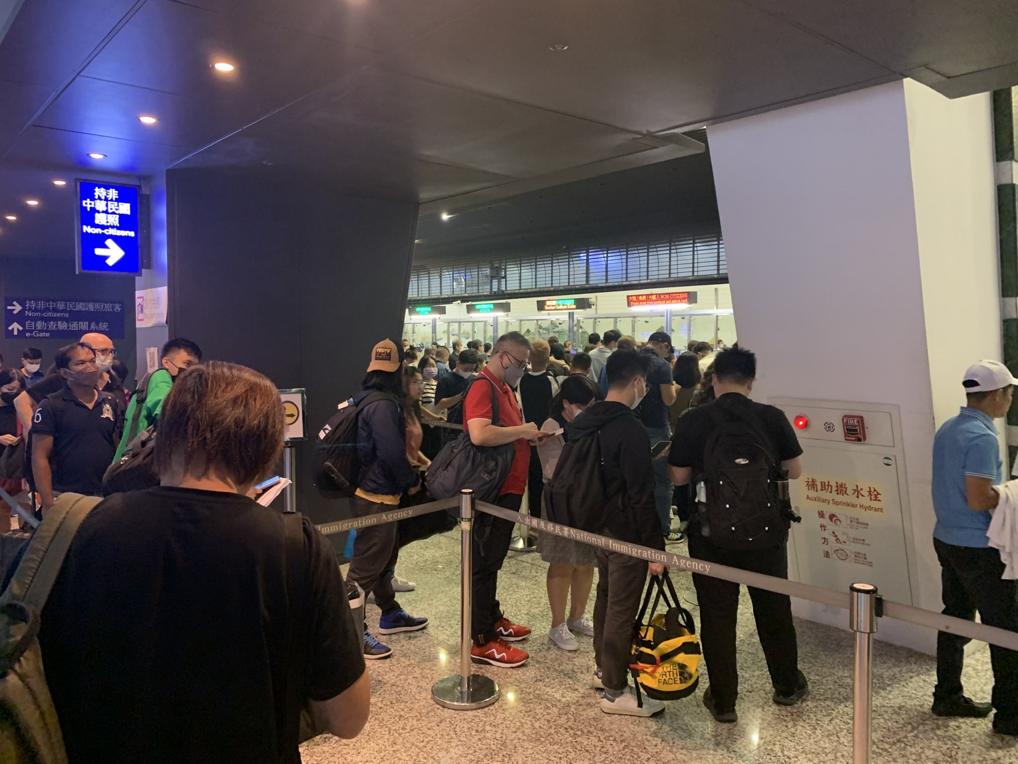 Xếp hàng chờ nhập cảnh 