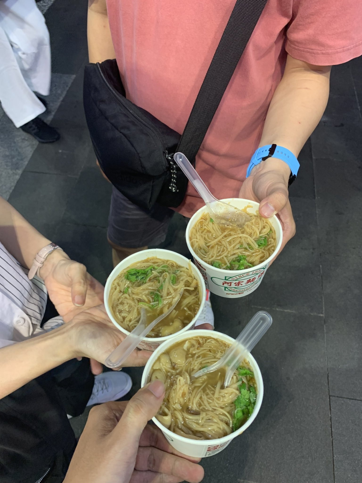 Xếp hàng order món mì chỉ 
