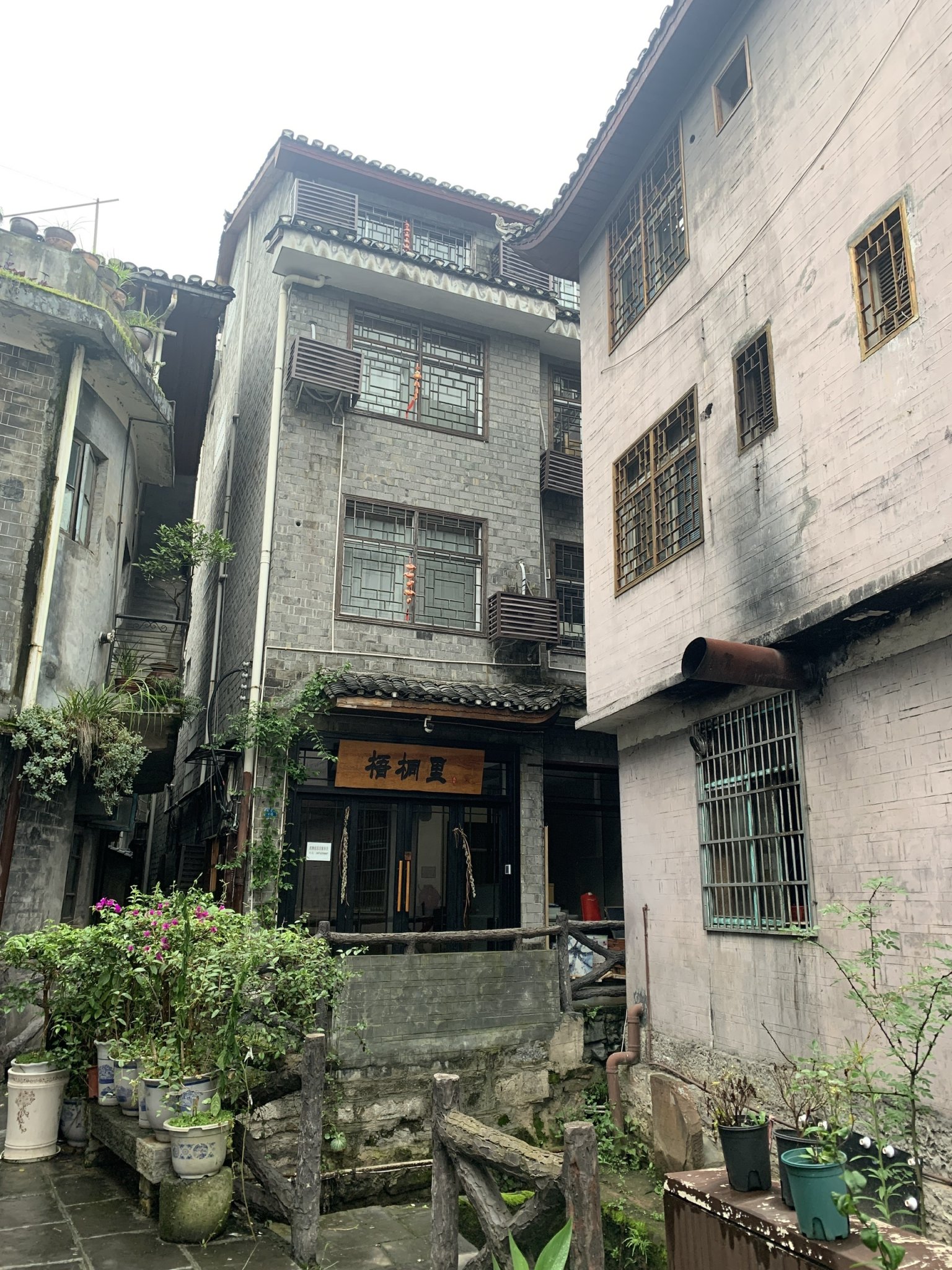 Khách sạn Hemu House, view ban ngày 