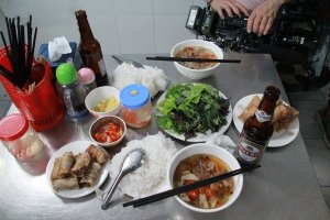 bun-cha-ha-noi-huong-lien-mon-ngon-am-thuc-hanoi-food-bun-cha-obama-combo.jpg