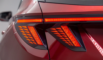 Đồ hoạ 3D của cụm đèn sau của Tucson được Hyundai sử dụng các mảng tam giác mini, cực kỳ ăn nhập với đồ họa cụm đèn và lưới tản nhiệt phía trước, mang đến ấn tượng hài hòa hơn cho xe