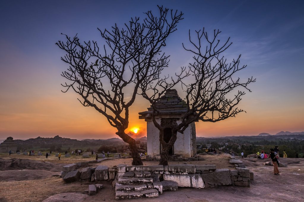 Đồi Matanga là một trong những điểm ngắm hoàng hôn không thể bỏ qua khi du lịch Hampi