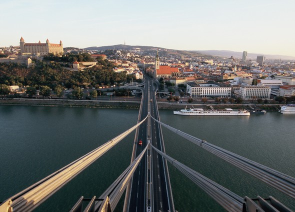 bratislava_castle_bridge.jpg
