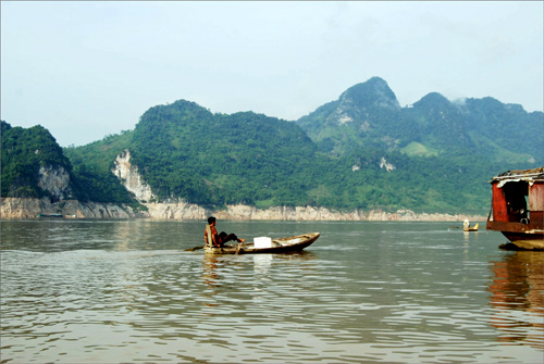 du thuyen tren vinh thung nai