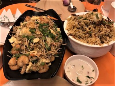 Mì xào Hakka và cơm Biryani. 