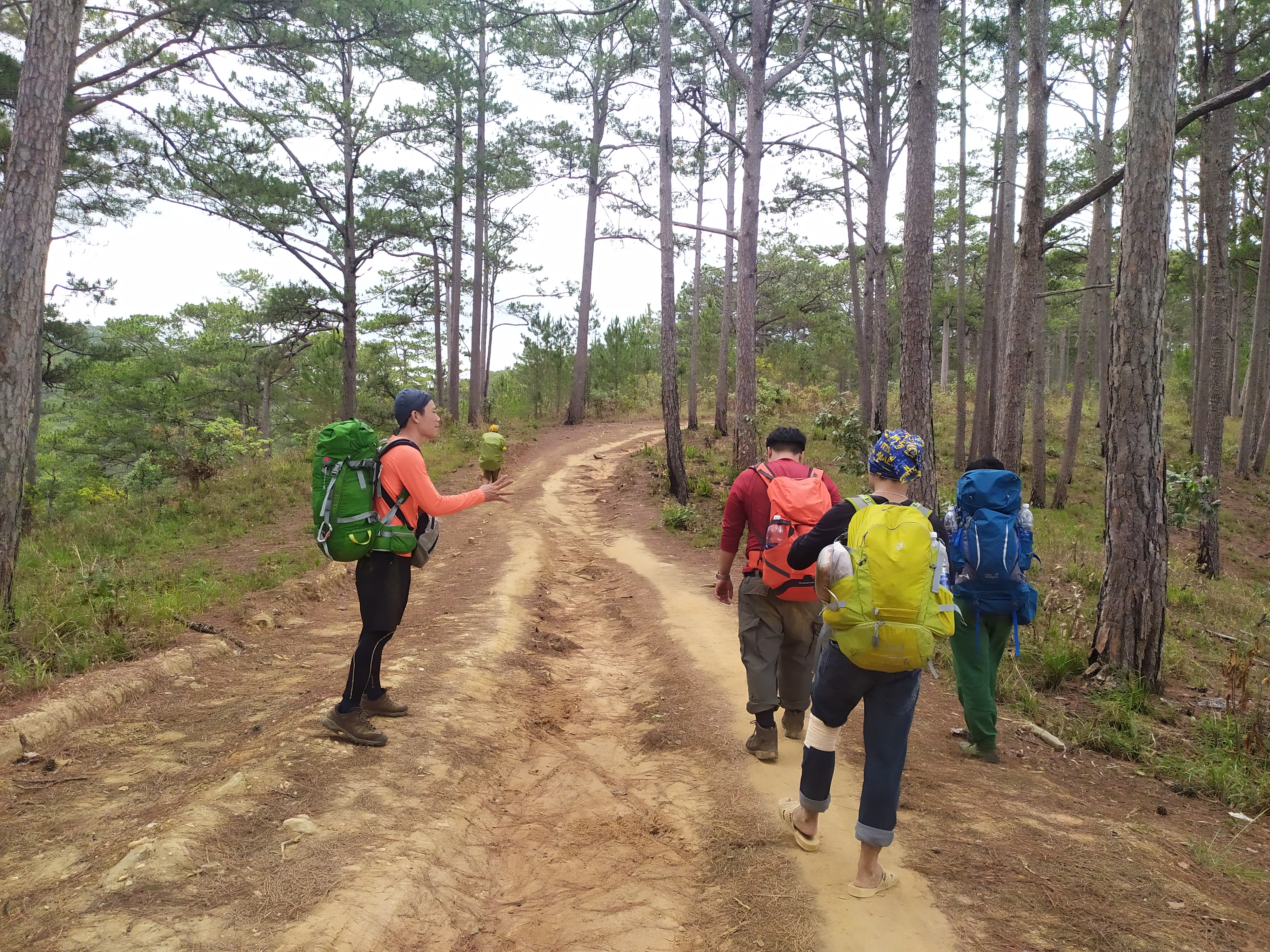 Trekking còn đường mòn hàng chục cây số 