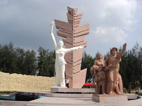 Tượng tưởng nhớ những người hy sinh trong phòng trào Đồng Khởi