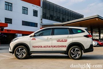 Thân xe Toyota Rush 2021 nối tiếp chất cơ bắp với các hốc bánh được thiết kế kiểu thân rộng. 