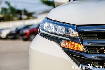 Toyota Rush 2021 tiếp tục trang bị đèn pha LED vuốt mảnh