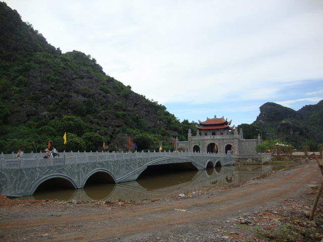 2010-09-26-cd-mb-1489-den-vua-dinh-le.jpg
