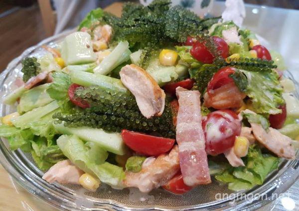 Salad rong nho thịt hun khói