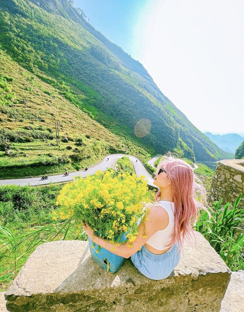 Để đi đến hẻm Tu Sản, bạn sẽ phải chạy xe băng qua cung đường đèo Mã Pí Lèng