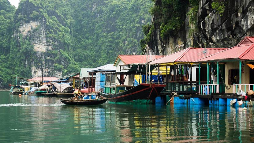 Làng chài Cửa Vạn là địa điểm thu hút khách du lịch khi đến Hạ Long