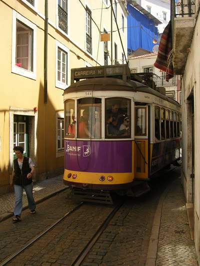alfama-trammetje-28-2-volle-tram.jpg