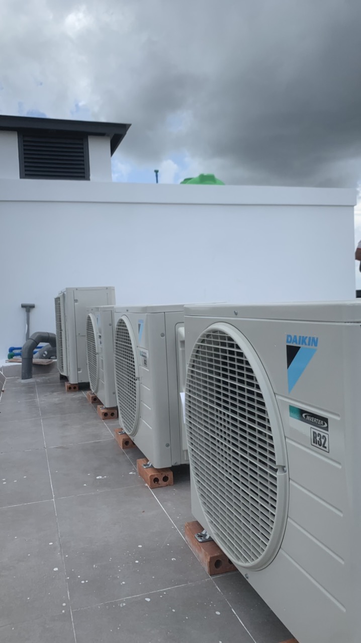 Dàn nóng âm trần tương đối nhỏ gọn