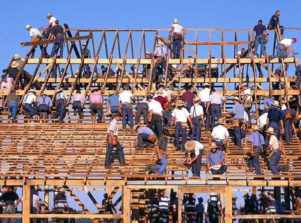 amish-barnraising1-1.jpg