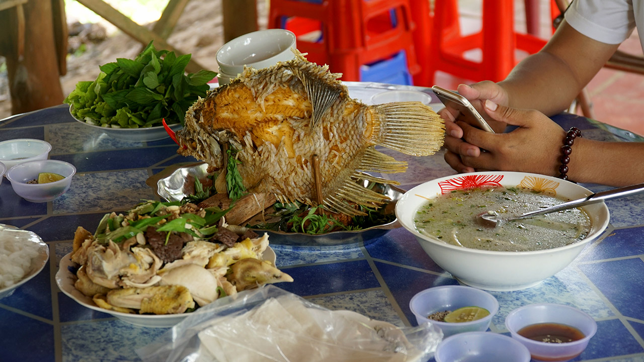 am-thuc-khu-du-lich-ConMay-TamTrong.jpg