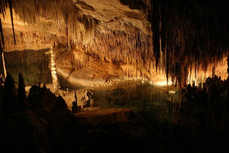 Interior_de_las_Cuevas_del_Drach.jpg