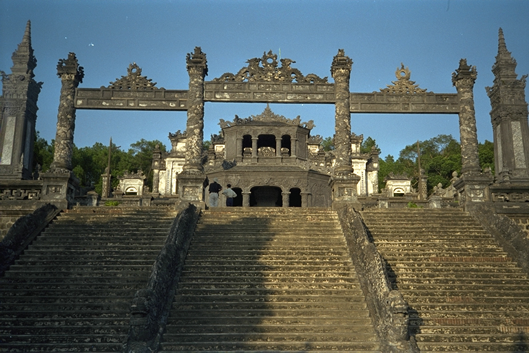 Grave_khai_dinh.jpg