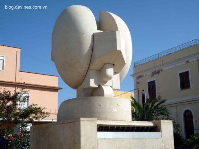 PlaceofLampedusawithmonument.jpg