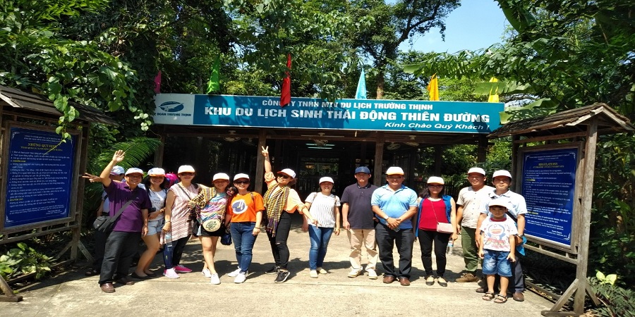 Kỷ niệm trước cửa động Thiên Đường của du khách đi tour du lịch Quảng Bình từ Sài Gòn