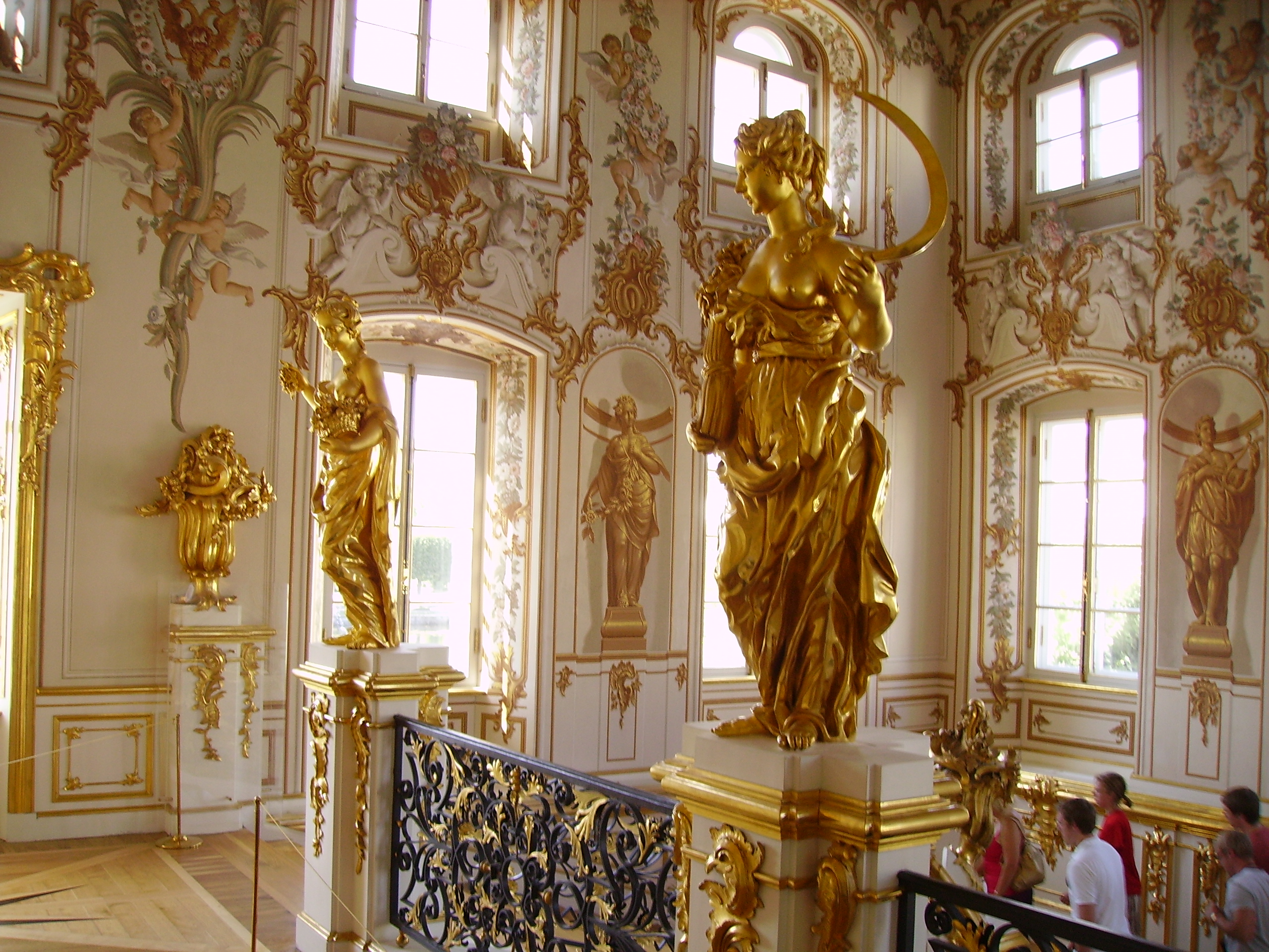Grand_Peterhof_Palace-main_staircase.jpg
