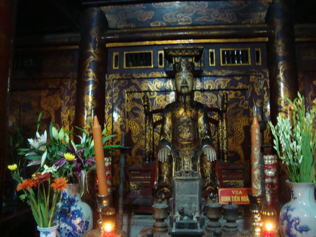 2010-09-26-cd-mb-1504-den-vua-dinh-le.jpg