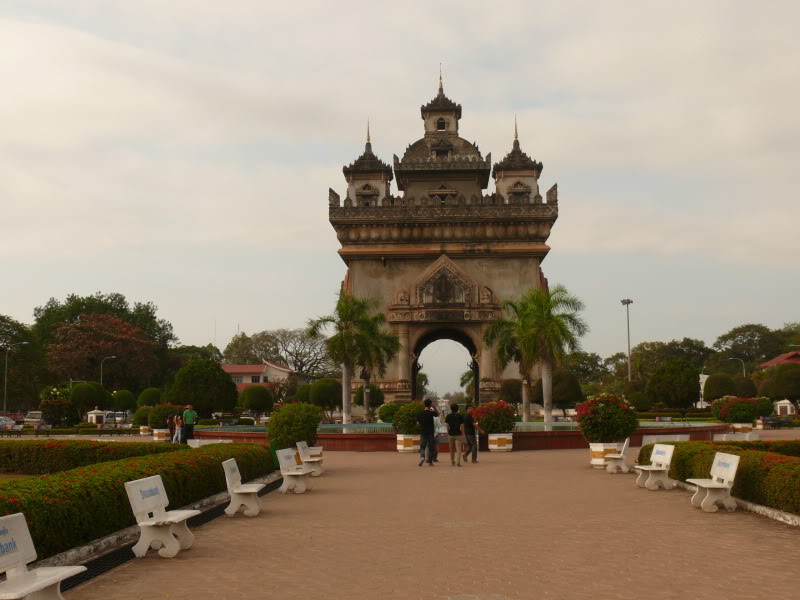 patuxay11.jpg