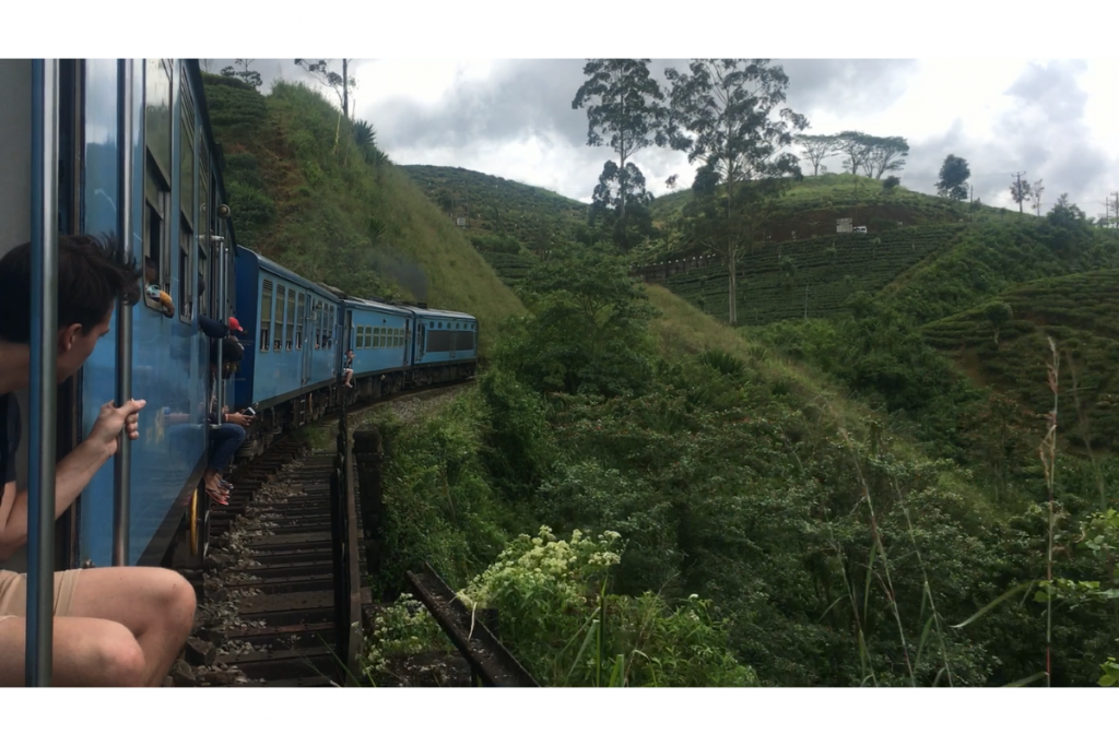 Những đồi chè mênh mông bát ngát trên chuyến tàu kandy ella