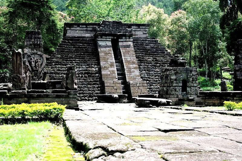 800px-Candi_Sukuh_20071.jpg