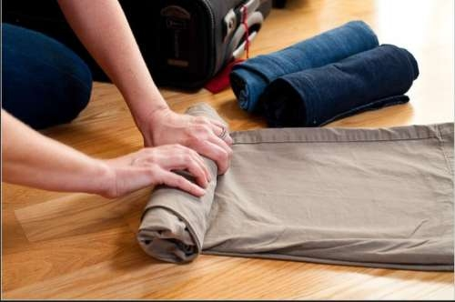 cách cuộn quần áo gọn gàng và tiết kiệm không gian lưu trữ
