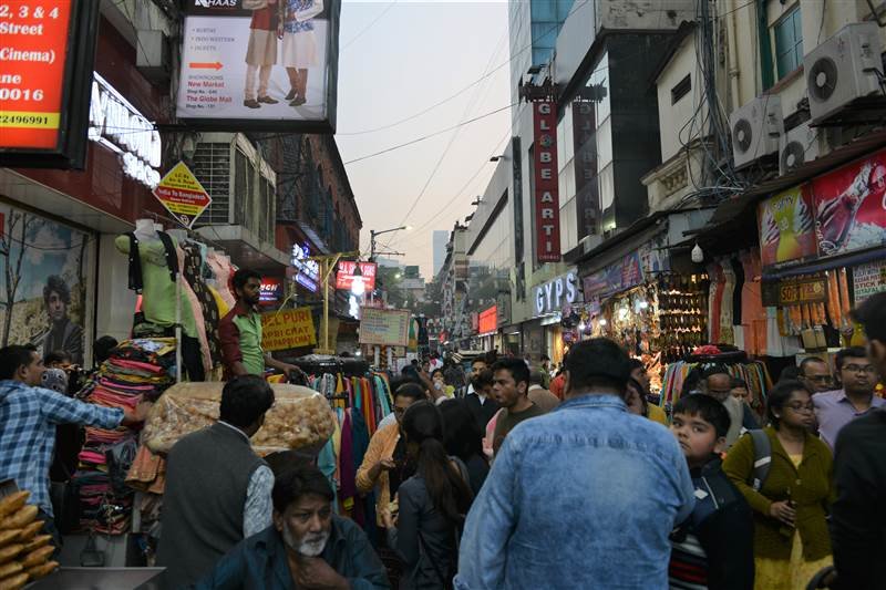 Phố Kolkata bắt đầu lên đèn.