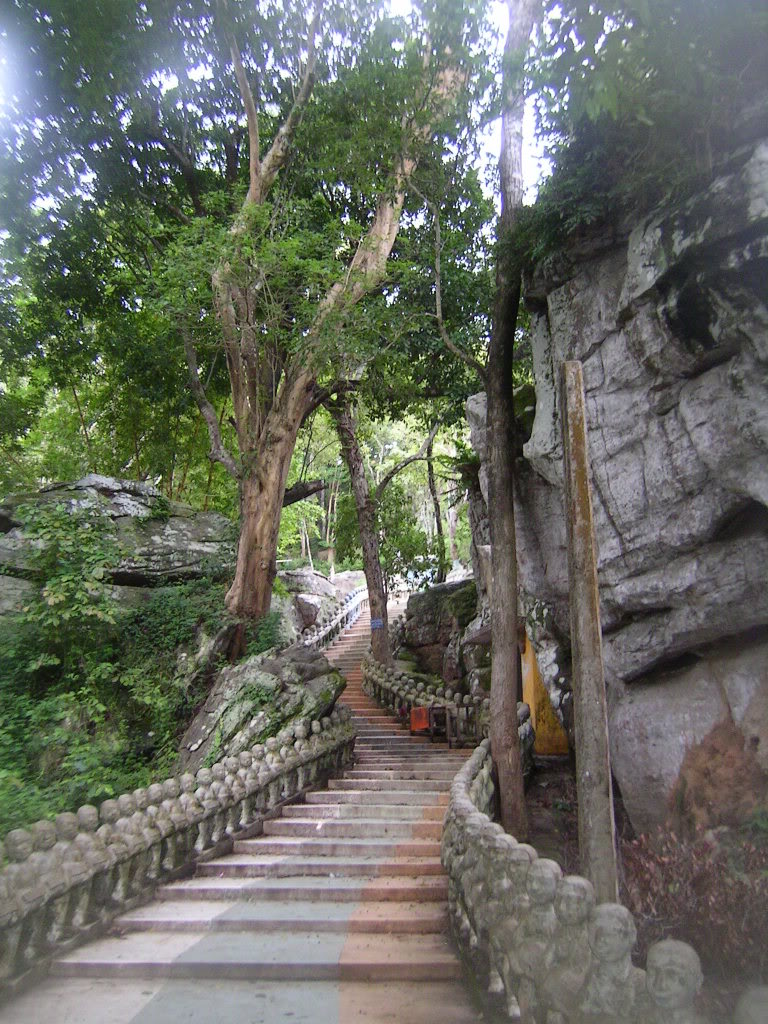 KAMPONGTHOMPHNOMSANTUKZIGZAG.jpg