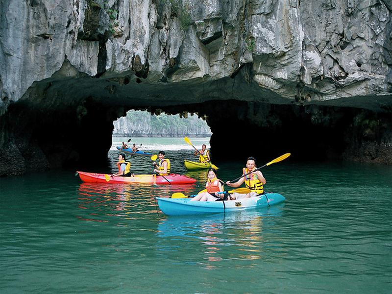Trải nghiệm chèo kayak tại hang Luồn, một trong những hoạt động không thể bỏ qua khi ghé thăm vịnh